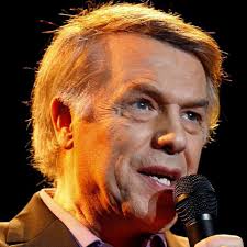 Nei primi anni sessanta adamo partecipa a un concorso radiofonico di radio lussemburgo vincendo la finale a parigi e inizia a esibirsi presentando le sue prime canzoni, scritte in francese, caratterizzate da. Efemerides Musicales Salvatore Adamo