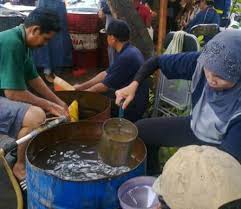 10 Cara Menghilangkan Noda Oli Di Baju Dengan Mudah