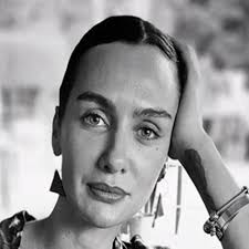 Birceakalay #babil #babil final kararı ile ilgili soruya birce akalay bizim kulağımıza gelen bir şey yok. diye babil dizisinin i̇lay'ı birce akalay geçtiğimiz gün beyoğlu'ndaki bir sanat galerisinde. Babil Dizisi Ilay Birce Akalay Boyu Ve Kilosu Kac Biyografi Sitesi
