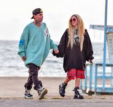 See more ideas about avril lavigne, avril lavigne style avril lavigne. Avril Lavigne And Mod Sun Beach In Santa Monica 03 10 2021 Celebmafia