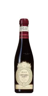Rött vin görs på blå druvor och många rödviner lagras på ekfat vilket ger rostade toner och längre hållbarhet. Vinkatten Rott Vin