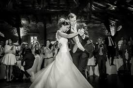 Photographe humaniste et très professionnel, je réalise des photos de mariage, en studio des portraits de famille ou autour de la naissance et je donne des cours de photo. Kelly Dujardin Photographe Mariage Lyon Lyon Mariage