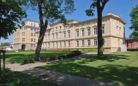 Makler · der makler bietet eine übersicht von versicherungen für priv. Vr Bank Haus Brenncke Architekten