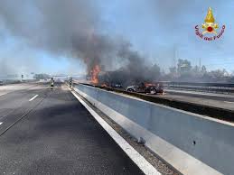 Sul posto i vigili del fuoco, tre mezzi del 118 e l'eliambulanza. 5v Ebdn2ouvyzm