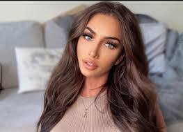 Ariana Valentina's Instagram, Twitter & Facebook