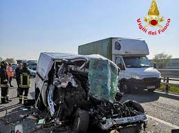 Bus from piacenza to brescia: Incidente In A21 Tra Manerbio E Brescia Sud Furgone Contro Tir Un Morto Corriere It