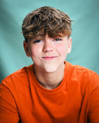 Leo Starr's Instagram, Twitter & Facebook