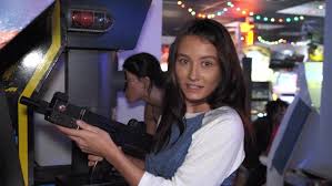 Girl from the arcades deepthroating his meaty boner - SexVid.xxx