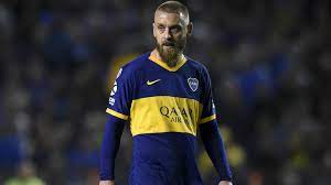 La signature de daniele de rossi à boca juniors est le transfert le plus retentissant dans l'histoire du football argentin. De Rossi Celebrates Winning League Bow For Boca Juniors