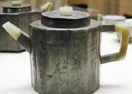 清 包锡六瓣刻水仙铭壶 道光年制 款 戊戍 1838 年 古泉 刻十九世纪上半叶