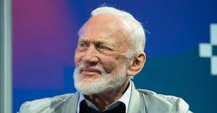 Segunda pessoa a pisar na Lua, Buzz Aldrin casa aos 93 anos