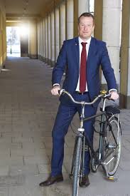 Polisministern anders ygeman, s, hamnade i hyrestvist om ett skadat hus, drog på sig 32 expressen berättade under fredagen hur anders ygeman, inrikesminister med ansvar för. Anders Ygeman Gillar Att Susa Fram I Skargarden Cykla Se