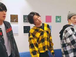 Wajib baca deskripsi sebelum order bahan ap310 laminasi doff rounded size 5,5x8,5cm 1 pack isi 25pcs harga 10.900 jual bts taehyung jimin jin suga vlive . Bts Jin Suga Jimin Host A Just Dance V Live Session Army Go Crazy As Trio Dances To Havana Con Calma Pinkvilla