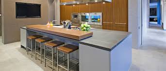 D'inspiration italienne, un plan de travail de cuisine en marbre procure un charme authentique qui met en valeur les cuisines traditionnelles comme le quartz permet de réaliser des plans de travail en îlot de cuisine de grandes dimensions. Plan De Travail Ilot De Cuisine Bar Quelle Hauteur Ideale 123 Habitat