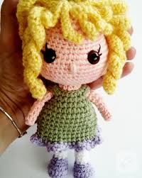 Bu Sari Kivircik Sacli Ammigurumi Orgu Oyuncak Bebek Nasil Yapilir Tarifi Adim Adim Burada Siz De Orun Diye Krose Oyuncak Tig Isleri Amigurumi Oyuncak Bebek