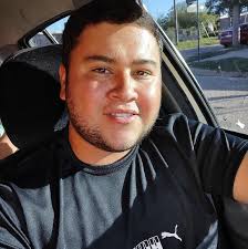 Hasta agotar stock presentamos este cuchillo realizado en cabo simil  Antilope con separadores en madera argua y bronce. Hoja de 16 cm de largo  por 2,8 cm de alto. Grabado a eleccion