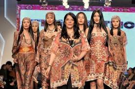Merancang desain kaos, kemeja, dan celana dengan bantuan aplikasi desain baju. Bangga Ini 5 Desainer Indonesia Yang Karya Batiknya Go International