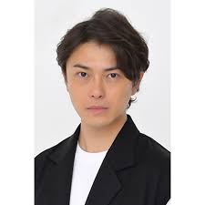 FRIDAY melaporkan bahwa Katsuji Ryo (38) dan Kita Kana (27) berpacaran.  Mereka terlihat berkencan pada pertengahan Januari di Akuarium Toba di  Prefektur Mie.