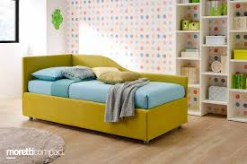 Joy è un letto a divano imbottito singolo prodotto da v&nice (azienda specializzata in letti imbottiti di qualità, marchio di veneta cuscini), disponibile in diverse varianti per accontentare ogni esigenza: Moretti Compact 2021