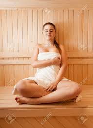 Belle Femme Nue De Detente Sur Le Banc Au Sauna Banque D Images Et Photos Libres De Droits Image 33380401