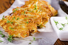 La probé en bueno aires cuando me junté con mi compañera de trabajo una receta que ustedes pueden preparar en poco tiempo pero que les aseguro que sera un exito. Que Son Los Latkes Historia Y Tradicion De Un Plato Esencial De La Cocina Judia