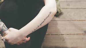 Tatouage phrase sur lavant bras tatouage phrase entre les omoplates tatouage phrase sur le cote de la main tatouage phrase sous la clavicule. Phrases De Tatouages Par Theme