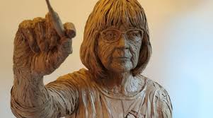 Artista faz sucesso com esculturas tridimensionais de papelão