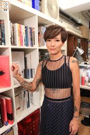 Hé yùnshī), also known as hocc, cc and goo, born may 10, 1977, with family roots in shunde, guangdong, is a hong kong cantopop singer. å¨›æ¨‚onshow ç›§å·§éŸ³èªåŒä½•éŸ»è©©æ'žæ¨£ å³æ™‚æ–°èž ç¹½funæ˜Ÿç¶² On Ccæ±ç¶²