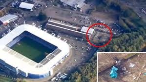 Stunned leicester city fans have gathered at the club's ground after its owner's helicopter crashed and exploded outside the stadium. Premier League Leicester City Owner S Tragic Helicopter Crash Recorded On Video Marca In English