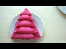 Denichees sur la toile ou realisees dans nos studios ces 9 idees de pliages de serviettes en forme de fleur ou detoile sont a reproduire facilement chez vous. Pliage Serviette Noel Le Sapin Pliage De Serviette En Papier Decoration Pour Noel Youtube Pliage Serviette Noel Pliage Serviette Papier Serviette Papier