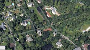La maison où s'est éteint le taulier, en décembre 2017, a été cambriolée ce lundi, rapporte rtl. Combien Coute La Maison De Marnes La Coquette Que Laeticia Hallyday A Mis En Vente