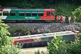 Historische dampfzüge auf der murgtalbahn die ulmer eisenbahnfreunde e.v. Murtalbahn Bergung Wird Mit Schwerlast Kran Durchgefuhrt Murau
