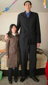 World S Tallest Man Marries Small Woman Tall Guys Tall People How To Be Taller