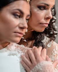 Una brilla como el cielo, la otra florece como la tierra. Estrellas y  flores, dos formas de belleza que se cruzan para contar una historia de  luz, estilo y complicidad. ✨🌸 @silviapeinado