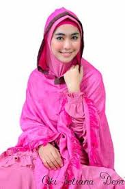 Oki setiana dewi bersama sejumlah artis seperti evelin nada anjani dan derry 4 sekawan menyambangi kedutaan besar (kedubes) palestina untuk. Biodata Oki Setiana Dewi Di 2020 Gaya Model Pakaian Gaya Hijab Wanita