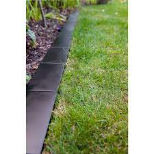 Using a lawn edger will help you clean and trim the edges of your garden for enhancing the overall if you have a smaller yard, a manual lawn edger will do the deed for you. Black Metal Lawn Edge 98658 From Toolstation