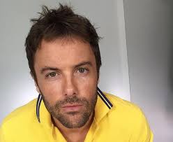 On a sunny saturday in july, bruno candé sat, as he did every day, on a bench with his labrador a lone protester stands opposite a massive image of bruno candé at a rally held in his honour on 31. Verao 90 Conheca Cande Um Dos Viloes Da Trama