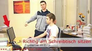 Unsere inhalte basieren auf fundierten wissenschaftlichen quellen, die den derzeit anerkannten medizinischen wissensstand widerspiegeln. Richtig Am Schreibtisch Sitzen Ergonomie Im Buro Youtube