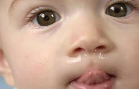 Aduh.kenapa baby menangis aje ni? 9 Sebab Bayi Selalu Muntah Selepas Menyusu Tips Mengatasinya