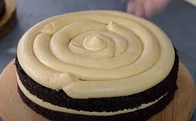 крем для торта с вареной сгущенкой и взбитыми сливками Krem S Varenoj Sgushenkoj I Slivkami Dlya Torta Recept S Foto Poshagovo