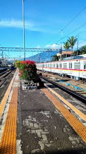Jadwal kereta api (ka) dan update info larangan mudik saat lebaran 2021. A View From Bogor Station With The Famous Mt Salak In The Background Fotografi Perjalanan Fotografi Pantai Pemandangan