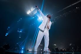 Sim guess i wasted my time sol trying to learn spanish re la the only thing i can say is hola hola sim. Marco Mengoni Sorridente Ed Instancabile Tra Le Luci Della Notte Di Eboli