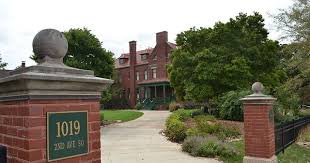 The Smeltzer House In Fort Dodge Iowa Belonged To Ann Smeltzer Holds Tours And Can Reserve For Events Fort Dodge Iowa Iowa Travel Fort Dodge