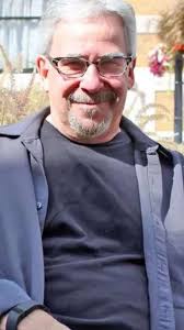 Sem fumar, homem fica bilionário vendendo papéis para fumo