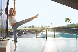 Inside Jennifer Aniston S House In Beverly Hills Jennifer Aniston House Celebrity Houses Jennifer Aniston
