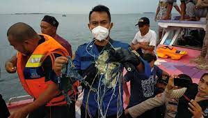 Namun, terhempas di timur negara pada ahad di wilayah pergunungan terpencil dekat wamen ketika dijadualkan hendak mendarat, lapor afp. Cebisan Mayat Ditemukan Di Lokasi Pesawat Sriwijaya Air Terhempas Astro Awani