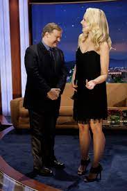 Successful american actress and vocalist who is best known for her portrayals of tv detective/cult icon veronica mars and anna in disney's f. Kristen Bell With Tiny Newscaster By Sizeexchange On Deviantart