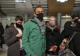 Russian opposition leader alexei navalny's wife yulia said she has not been provided with reliable information on her husband's condition, speaking in omsk on friday. Alexei Navalny Kremlin Critic Poisoned In August Detained Upon Return To Moscow Pittsburgh Post Gazette