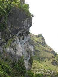 Batu gantung yang menyerupai sosok manusia terjun terletak di lekukan tebing bagian atas. Legenda Mistis Batu Gantung Di Pulau Samosir