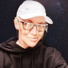 Andrea Cummings (@texaninireland)